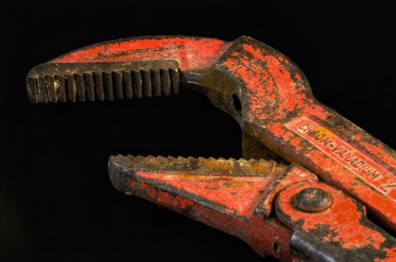 plombier-FONTAN-min_pipe-wrench-318084